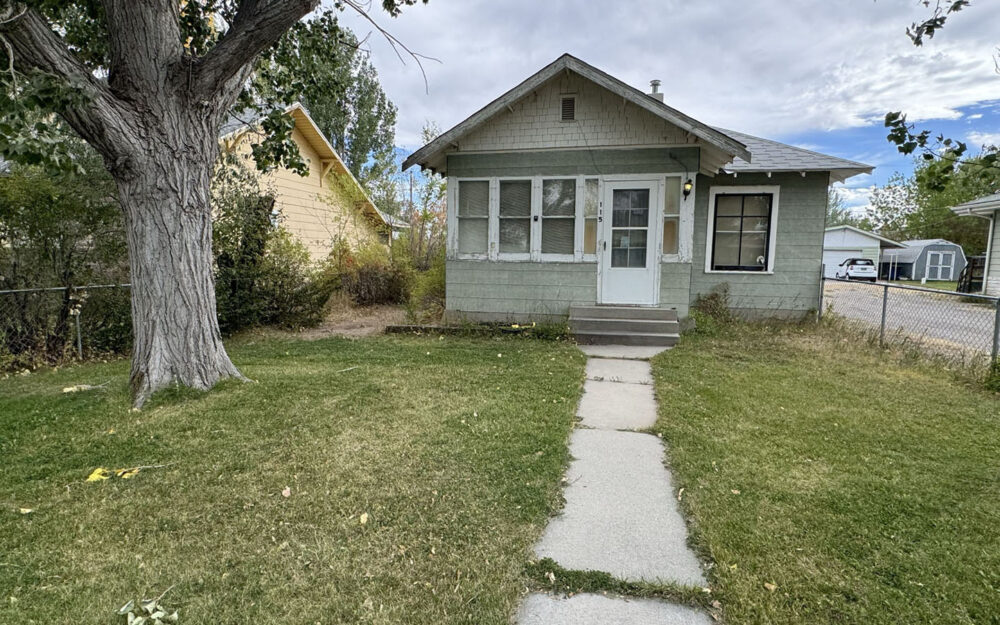 Charming Fixer-Upper With 3 Bedrooms & 1 Bath at 115 W Jefferson Avenue