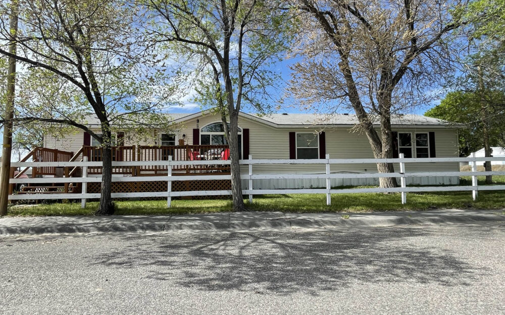 Well-Maintained 3-Bedroom Home With an Open Floor Plan at 1620 E Lincoln Avenue Lot 41