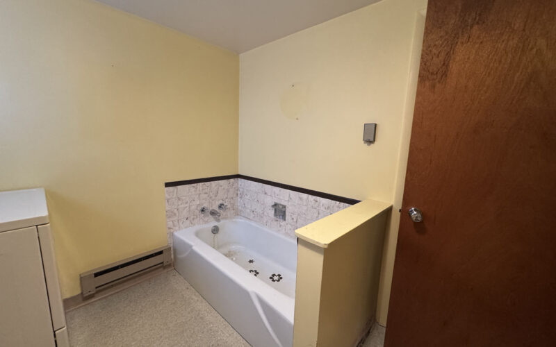 1796 n 8th w laundry bath