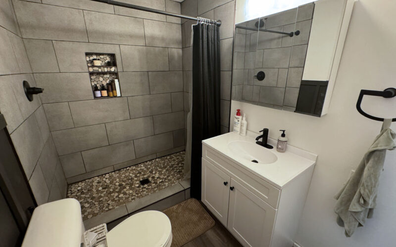 510 E Monroe bathroom