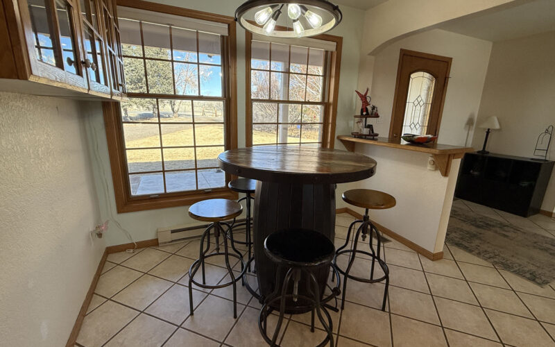 6659 riverview breakfast nook