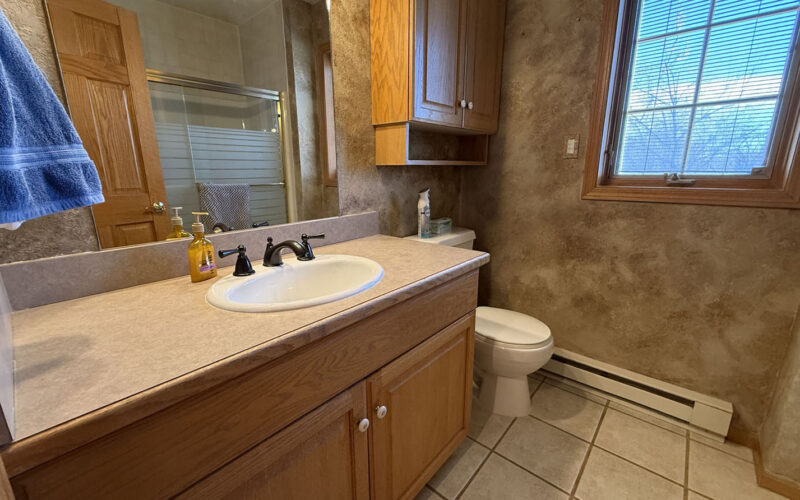 6659 riverview upstairs bath 2