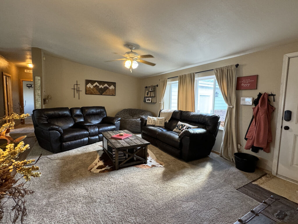 801 Tundra living room