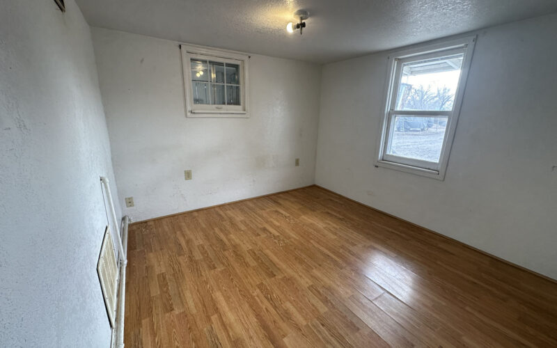 909 e jackson Bedroom